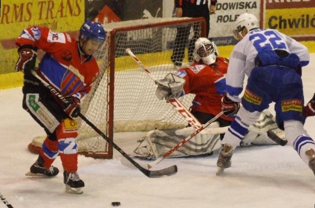 Na inaugurację sezonu hokejowego Unia Oświęcim we własnej hali rozbiła Polonię Bytom 10:1.