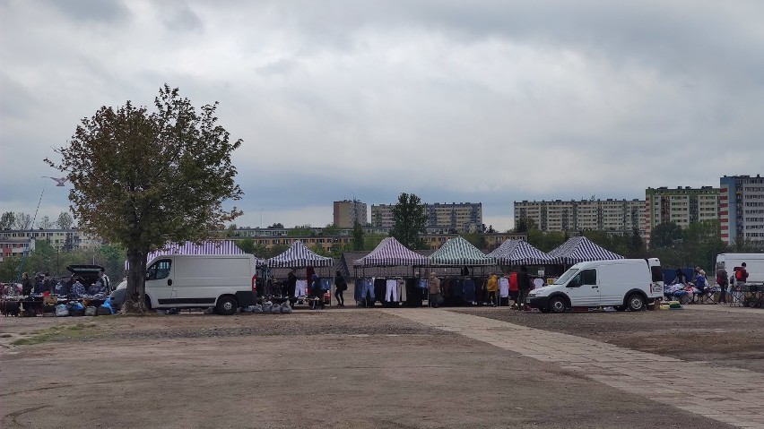 Bazar przy ul. Dmowskiego w niedzielę, 3 maja  2020, w...