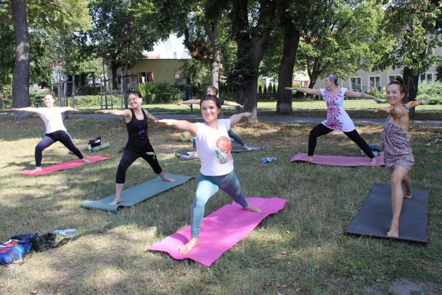 Jak ją ćwiczyć jogę  grupie mieszkanek Chełmna zaprezentowała Daria Ciesielska.