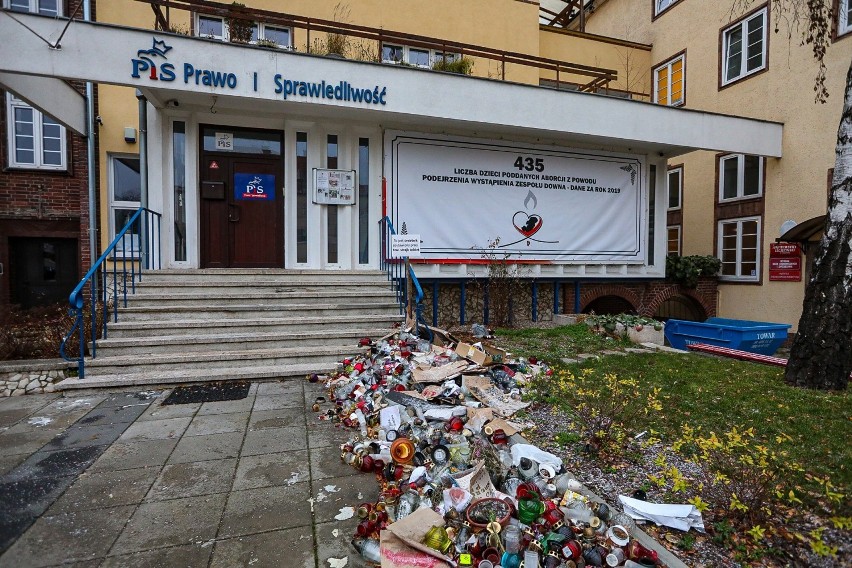 Bałagan pod siedzibą PiS-u w Szczecinie? "To jest śmietnik zostawiony przez tzw. strajk kobiet"