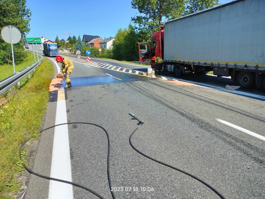 Wypadek na drodze krajowej nr 94 pod Krakowem. Zderzyły się trzy pojazdy ciężarowy i dwa osobowe. Droga krajowa zablokowana na wiele godzin