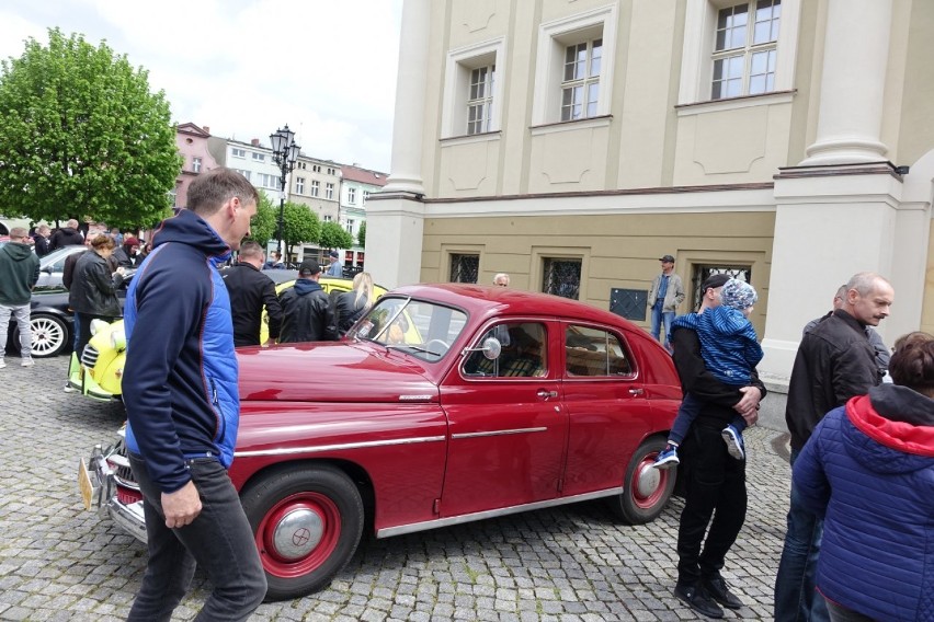 Leszno. Szok - miasto ożyło! Tłumy na mieście. Na rynku zabytkowe samochody. Były też koncerty: Wakacyjnych i Kapeli Podwórkowej [ZDJĘCIA]