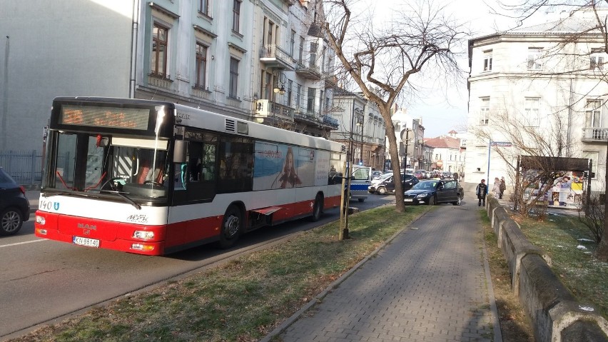 Nowy Sącz. Zderzenie skody z autobusem miejskim [Zdjęcia]