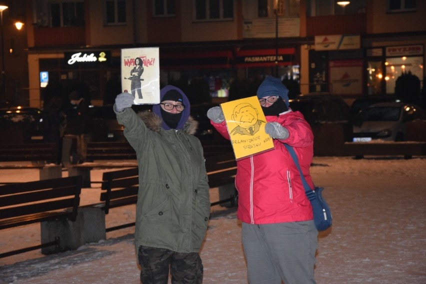 Kilkanaście osób protestowało w Lęborku przeciwko decyzji TK o ograniczeniu prawa do aborcji 