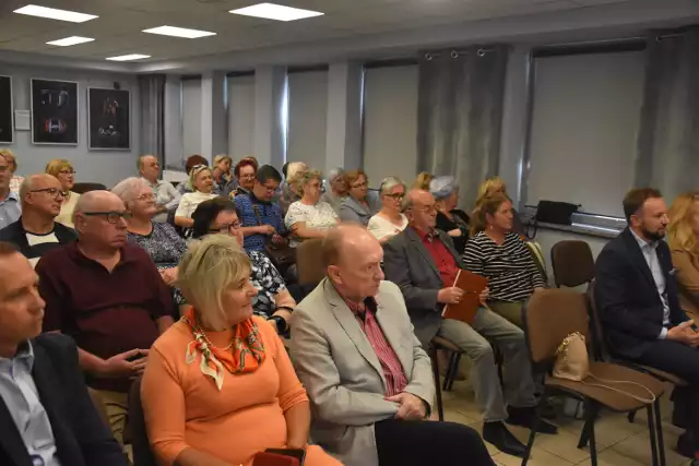 Debatę zorganizowano, ponieważ w ostatnim czasie według statystyk miała wzrosnąć liczba oszukanych seniorów.