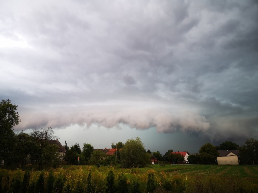 Cisza przed burzą. Zobacz zjawiskowe chmury na niebie Wrocławia i Dolnego Śląska (ZDJĘCIA CZYTELNIKÓW)