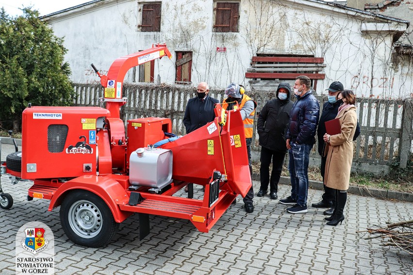 Chemeko-System wsparło powiat górowski przy kolejnej inwestycji. Firma zakupiła rębak, który pomoże w utrzymaniu porządku na drogach