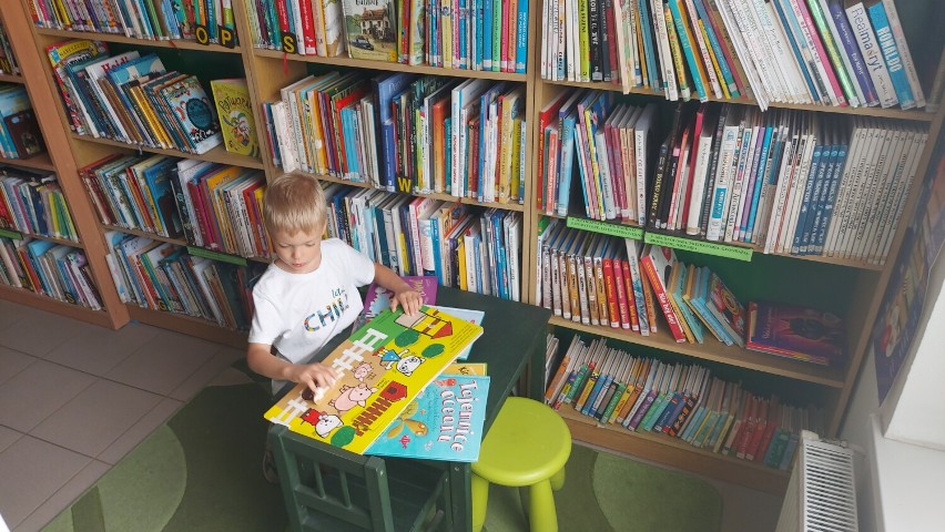 Wakacyjne zajęcia w bibliotece na osiedlu Rawka w Skierniewicach cieszą się dużym zainteresowaniem wśród dzieci