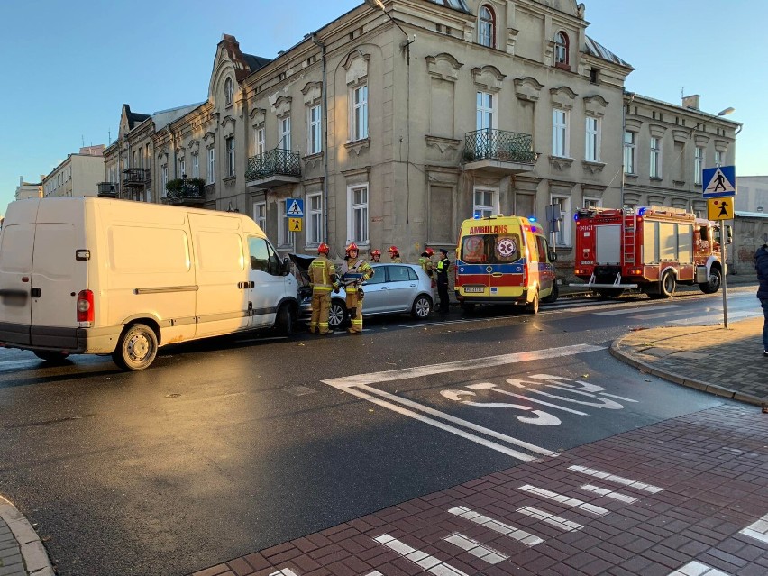 Zderzenie aut na skrzyżowaniu Staszica i Młynarskiej w Kaliszu. ZDJĘCIA