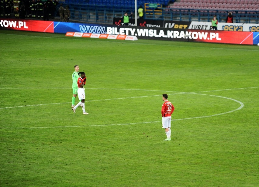 Piłkarze Wisły po przegranym meczu ze Stalą Mielec