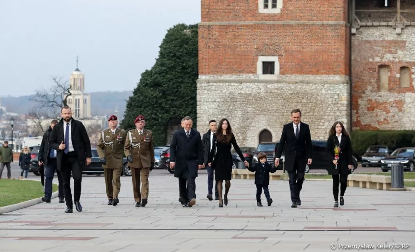Kraków. Prezydent Andrzej Duda przyjechał na Wawel złożyć hołd ofiarom katastrofy smoleńskiej [ZDJĘCIA]