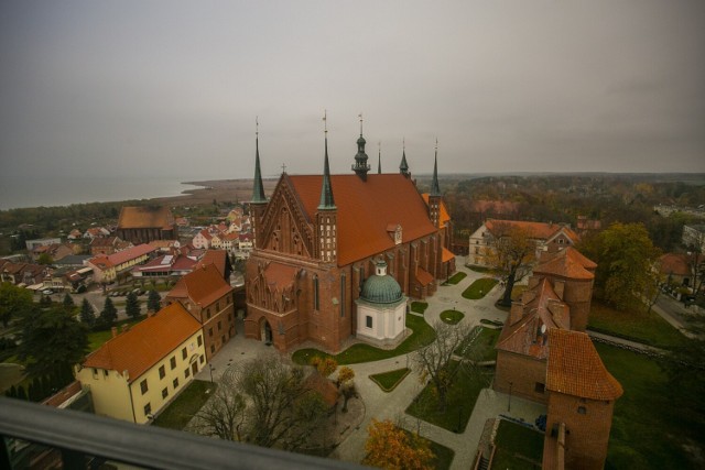 Panorama Fromborka i Zalewu Wiślanego z tarasu z dawnej dzwonnicy katedralnej, zwanej obecnie Wieżą Radziejowskiego.