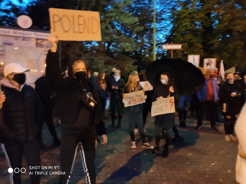 Kobiety i mężczyźni z Tczewa protestują przeciwko decyzji Trybunału Konstytucyjnego w sprawie aborcji eugenicznej