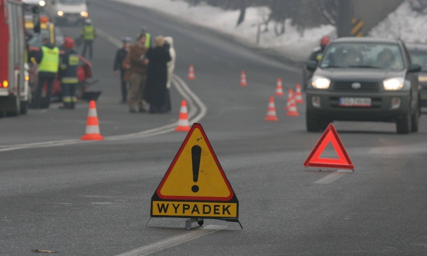 Tragiczny wypadek w Koniecpolu. Kierowca zginął po zderzeniu z drzewem
