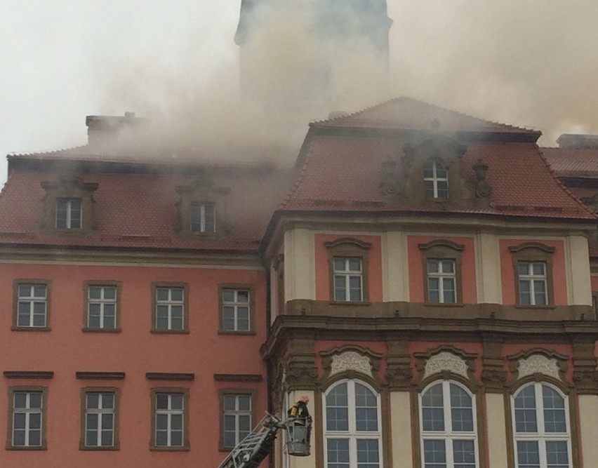 Pożar na Zamku Książ wybuchł w środę, 10 grudnia, ok....