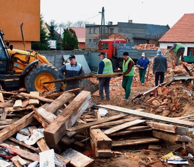 Wczoraj mieszkańcy w czynie społecznym zakończyli rozbiórkę zniszczonego domu