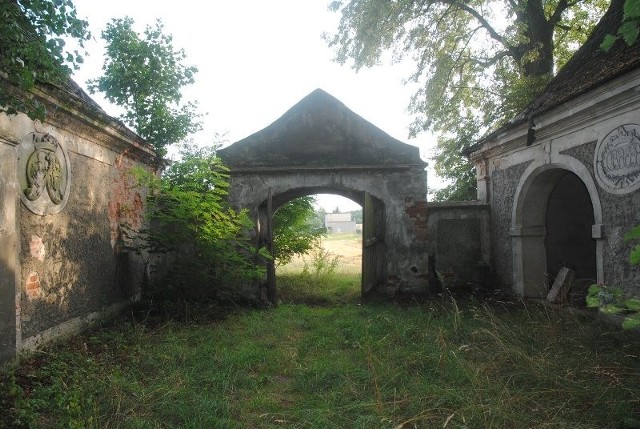 Cmentarz ewangelicki w Robaczynie to wedle znawców tematu cenna i rzadka perła barokowej architektury. Nekropolia, wpisana do rejestru zabytków już w 1957 roku, niszczeje jednak w zastraszającym tempie.

Zobacz więcej: Cmentarz ewangelicki w Robaczynie niszczeje w zastraszającym tempie