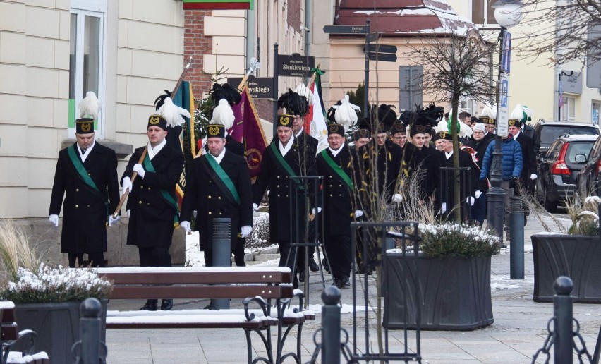 Barbórka w Krośnie. Górnicy-naftowcy i gazownicy oraz delegacja z "Naftówki" złożyli kwiaty przy pomniku Ignacego Łukasiewicza [ZDJĘCIA]