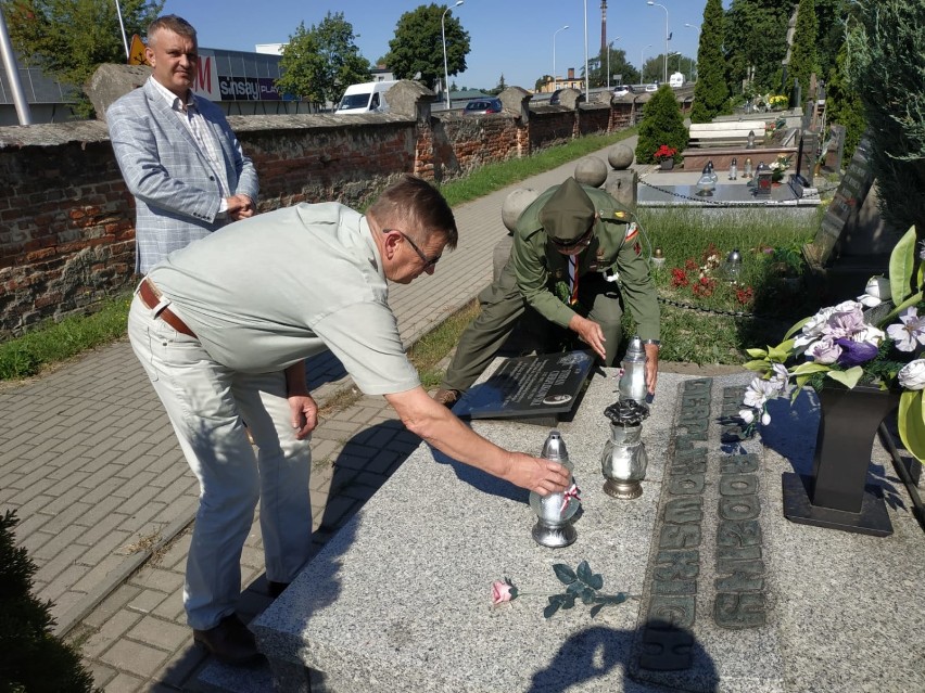 Sieradz pamięta! Kwiaty na mogile harcerza i uczestnika...