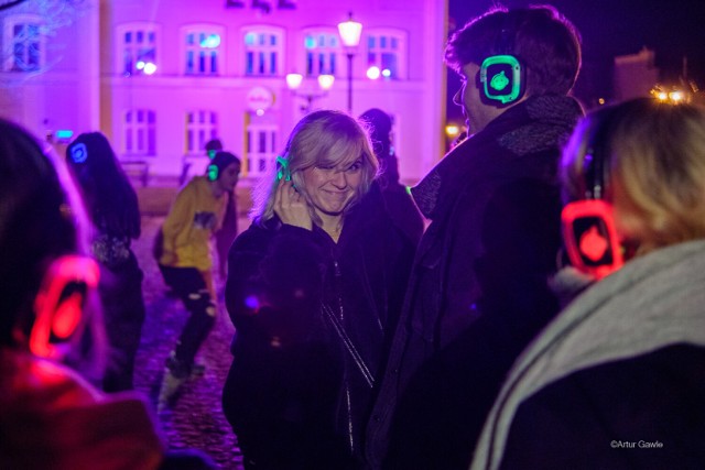 W andrzejkowy wieczór w Parku Strzeleckim w Tarnowie odbyło się "Silent Disco"