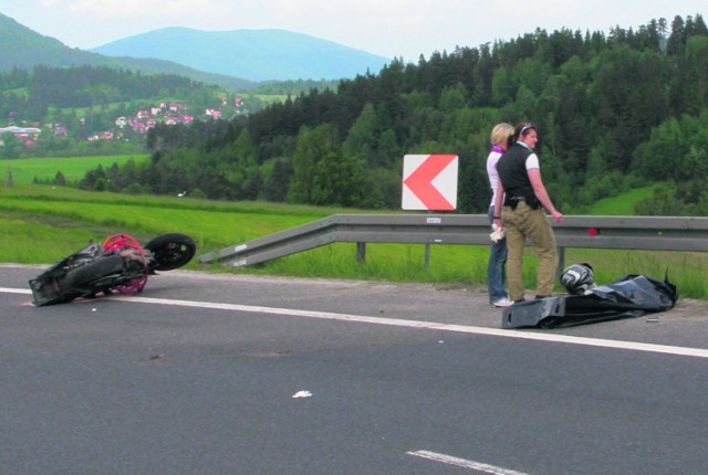 22-latek jechał od strony Krakowa. W Chabówce nawrócił i rozpędził się. Na zakręcie wyleciał z drogi i uderzył w barierki. W momencie zdarzenia wszyscy jego koledzy uciekli