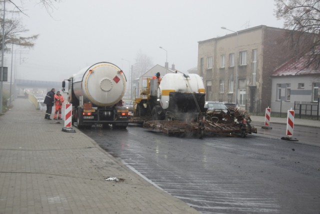 Asfaltowanie Krakowskiej odbywa się m.in. z wykorzystaniem specjalnych naagrzewnic