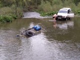 Terenowe auto zatopione w Wisłoce w Nieznajowej. Nurkowie z Tarnowa i strażacy szukali kierowcy