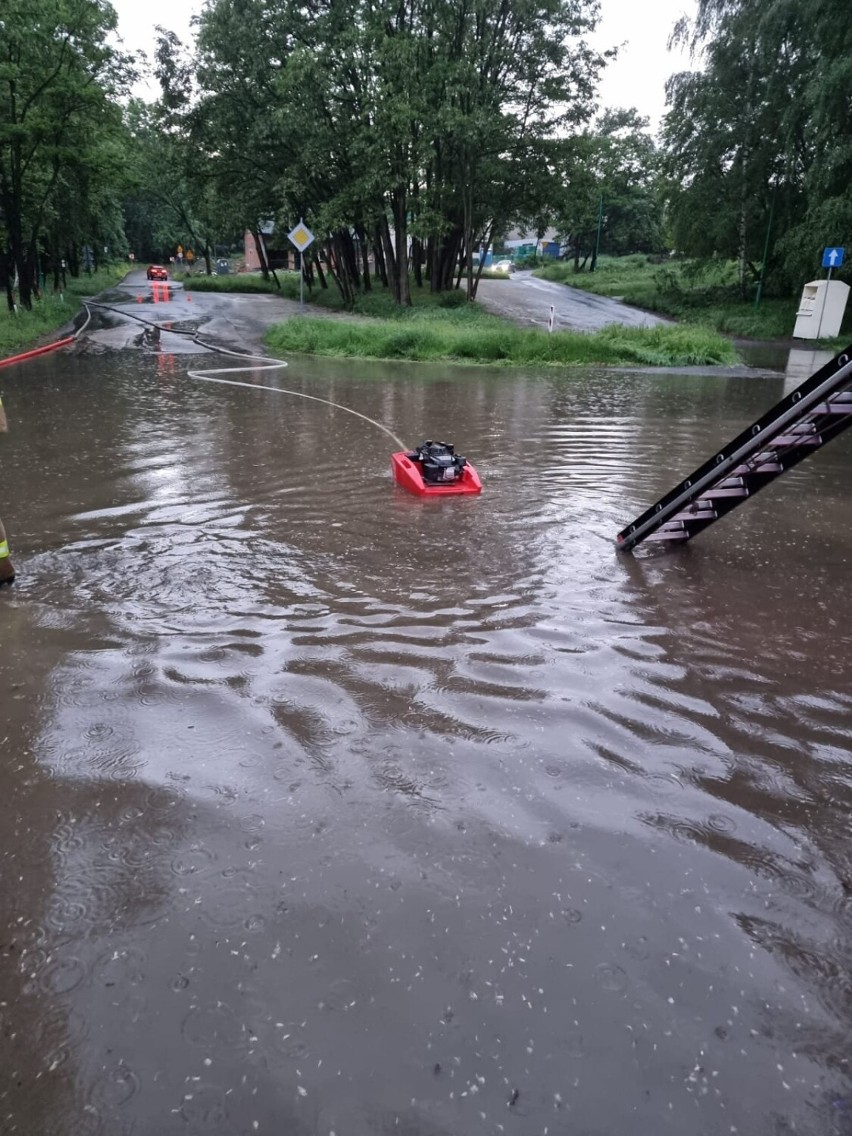 Silne ulewy nad woj. śląskim. Prawie 100 interwencji straży. Zalany szpital, piorun uderzył w dom... Dziś też będą burze!