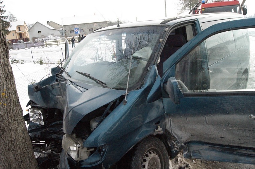 Bukowina: Wypadek dwóch aut. Bus wjechał w drzewo