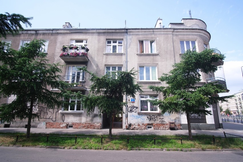 Grochów. Wyjątkowa kamienica przy ul. Modrzewiowej doczeka się remontu. Działa w niej najstarszy sklep kolonialny w Warszawie