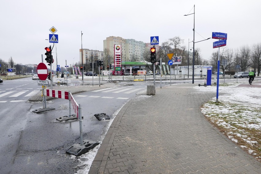 Remont ulicy Sokratesa. Miał zakończyć się jesienią, a potrwa do wiosny. Mieszkańcy zniecierpliwieni stoją w korkach 