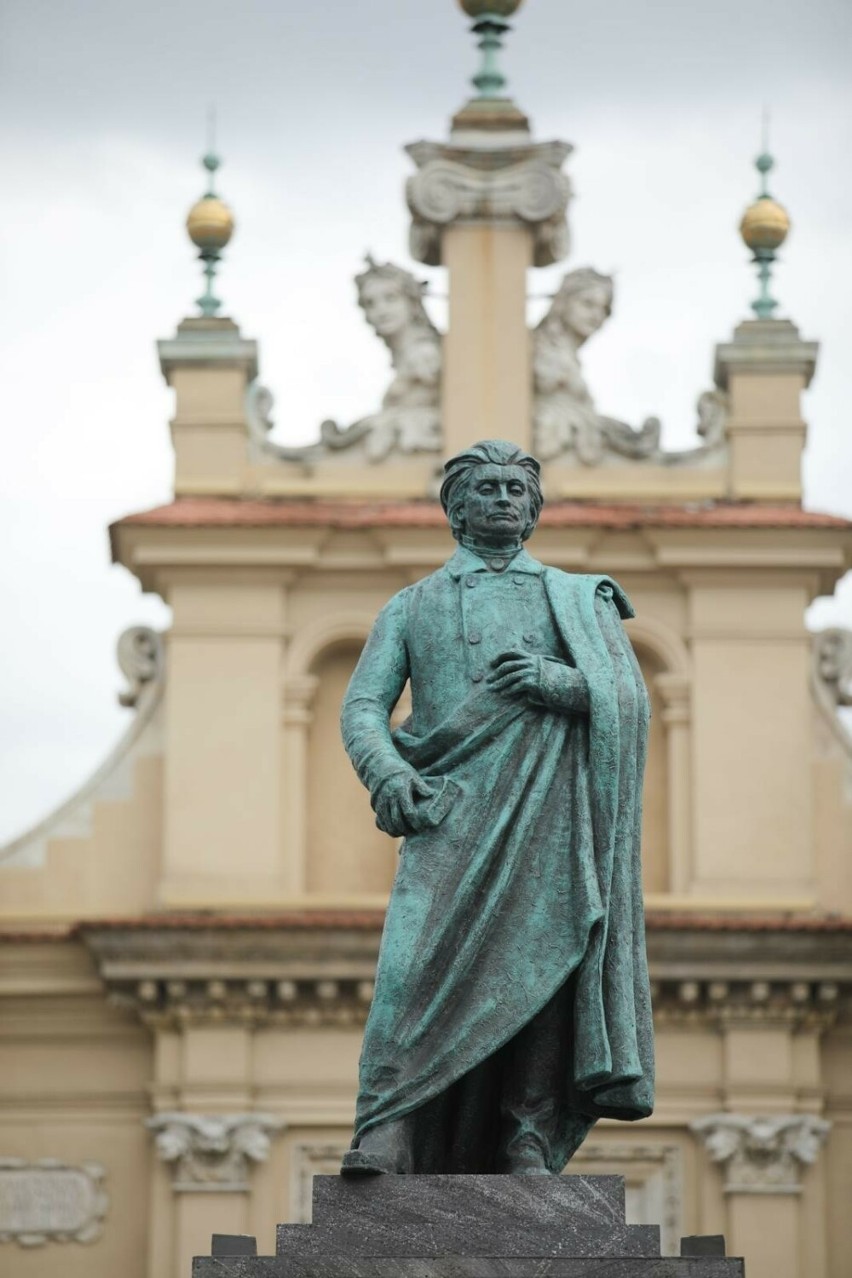 Z tym pomnikiem Mickiewicza mieszczącym się na Rynku Głównym...