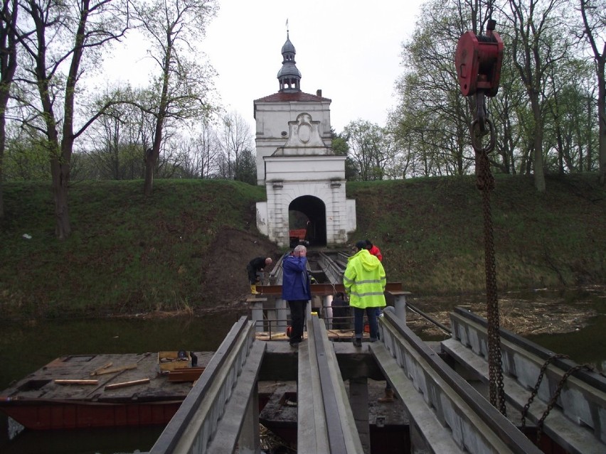 Rozpoczęto montaż przęseł mostu zwodzonego przy baszcie w Zbąszyniu
