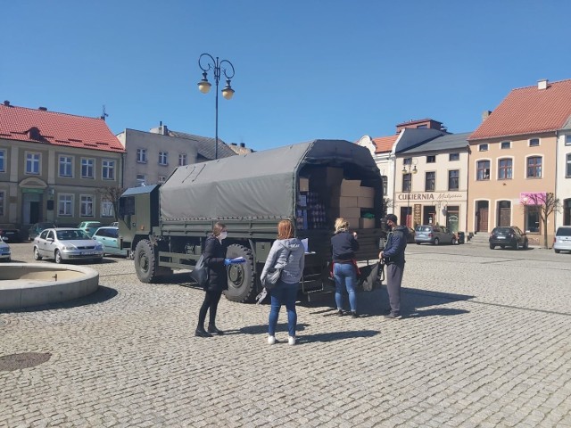 Żołnierze pomagają w dostarczaniu żywności potrzebującym w całym kraju, także w Golubiu-Dobrzyniu
