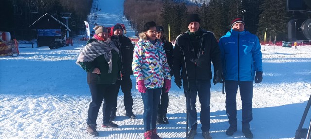 Ruszył sezon na stoku na Dzikowcu w Boguszowie-Gorcach.  Na zdjęciu od lewej (biała kurtka) Sylwia Dąbrowska burmistrz miasta, Marek Szeles dyrektor OSIR-u i Roman Maciaszek kierownik ośrodka