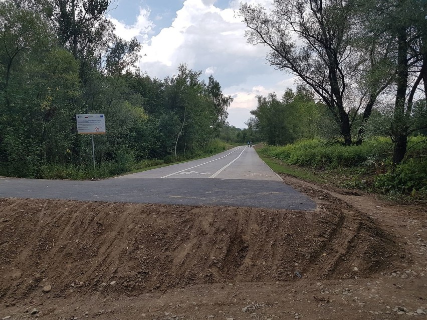 Przy wjeździe na ścieżkę rowerową wzdłuż Kamienicy powstał nasyp