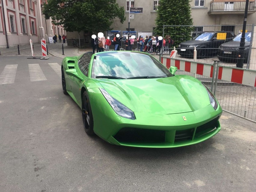 Zielone Ferrari 488. Mielno pechową miejscowością dla...