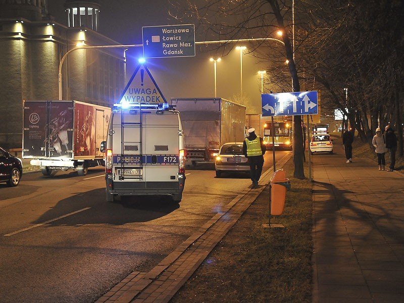 Wypadek na Kopcińskiego w Łodzi. Jedna osoba w szpitalu