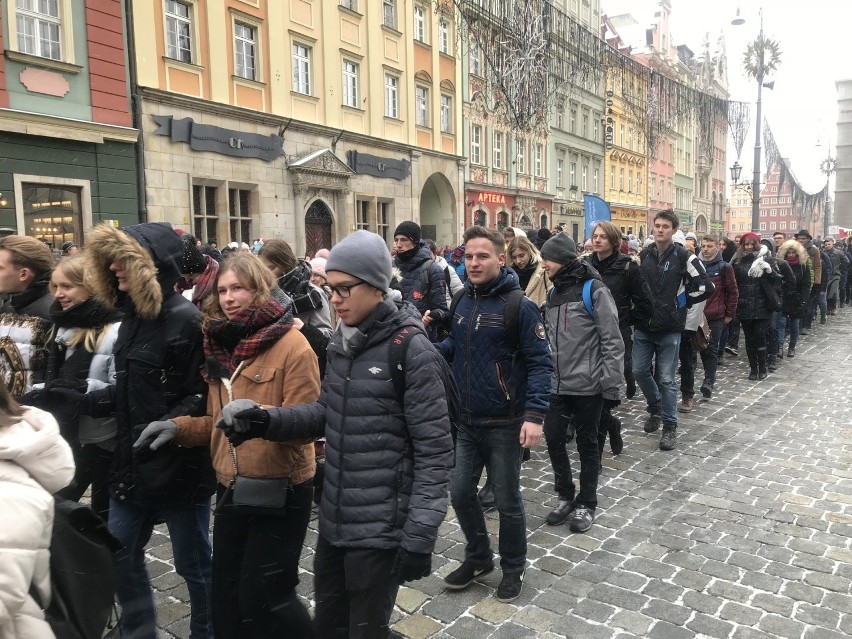 Wrocław. Maturzyści zatańczyli na Rynku Poloneza dla Fredry 