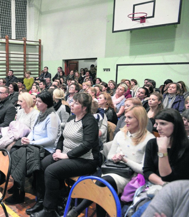 Rodzice, którzy przyszli na zebranie, nie chcą, aby ich dzieci  po  skończeniu czwartej klasy dojeżdżały do drugiej szkoły w Jadownikach