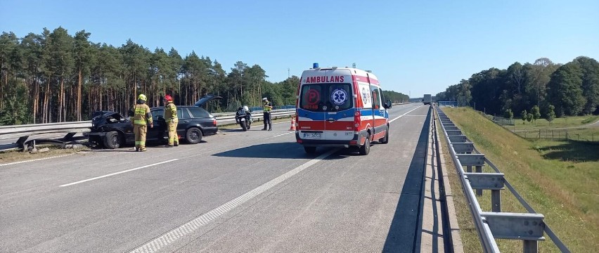 Wypadek na autostradzie A2 w kierunku Poznania. Osobówka uderzyła w tył ciężarówki i barierki! 