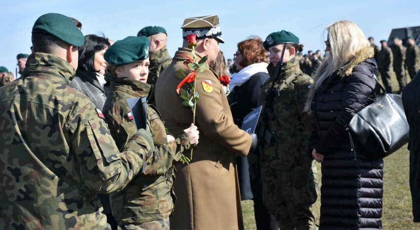 Wśród wyróżnionych żołnierzy znalazła się jedna z pań.