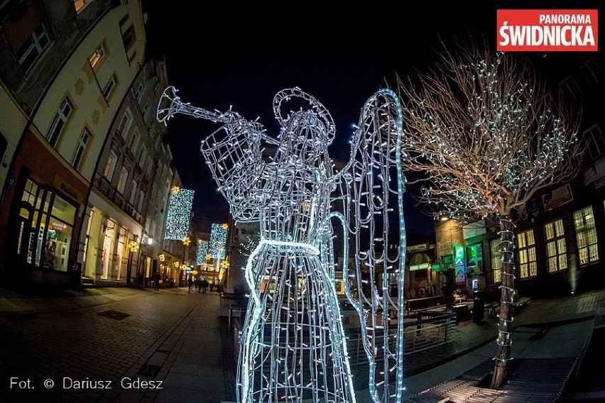 Świdnica gotowa na święta. Zobacz jak miasto wygląda po zmroku (DUŻO ZDJĘĆ) 