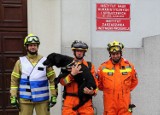 Niezwykła obrona pracy magisterskiej na uczelni wyższej w Oświęcimiu z pokazem możliwości pracy psów ratowniczych. Zdjęcia