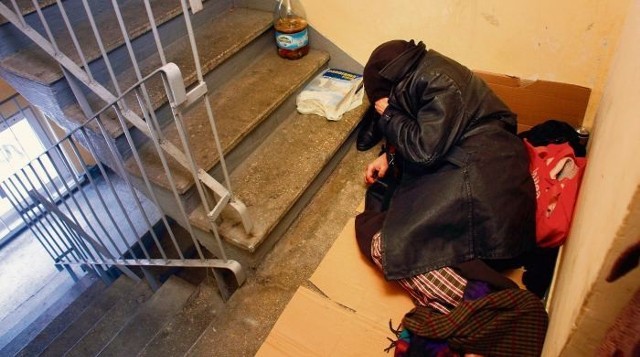 Ryszard, bezdomny, sypia na kartonie na klatce w bloku na Piątkowie. Mieszkańcy nie są zachwyceni takim sąsiedztwem