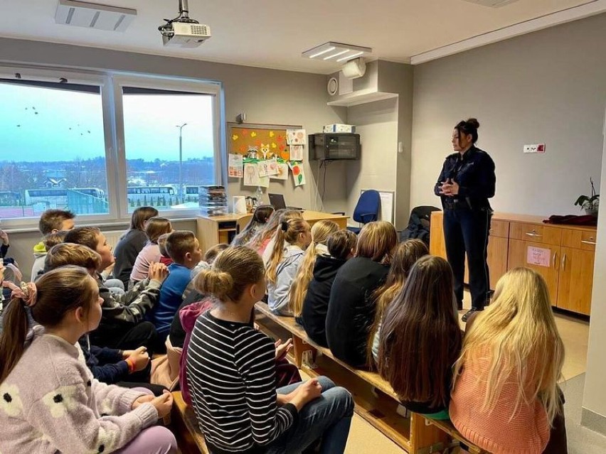 Dzielnicowa rozmawiała z uczniami w Krokowej o odpowiedzialności karnej nieletnich - grudzień 2022 r.