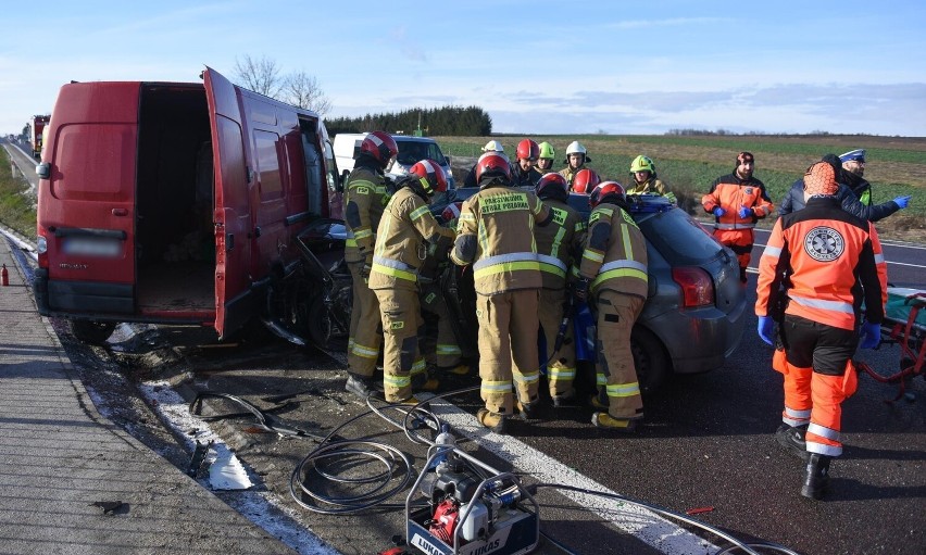 Wypadek na DK 77 w Żurawicy pod Przemyślem. Strażacy wycinali kierującego toyotą [ZDJĘCIA]