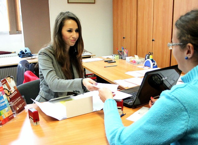 Dokumenty od kandydatów przyjmuje Tamara Chrzanowska (z lewej) z biura rekrutacyjnego Wyższej Szkoły Humanistyczno-Ekonomicznej.
