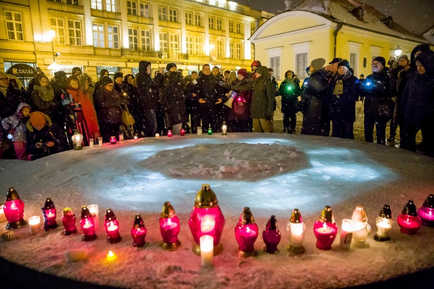 Białostoczanie solidarni z Gdańskiem. Światełko do nieba pamięci prezydenta Pawła Adamowicza [zdjęcia]