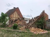 Katastrofa budowlana pod Oleśnicą. Zawaliła się stodoła, poszkodowany 17-letni mężczyzna (ZDJĘCIA)